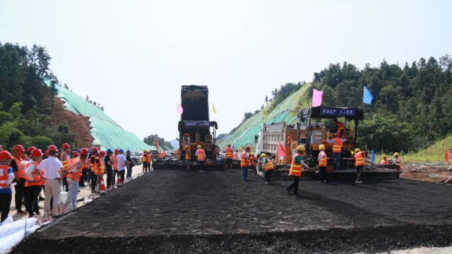 獻(xiàn)禮建黨百年-平伍路面二標(biāo)水穩(wěn)層試驗(yàn)路攤鋪如期開(kāi)工